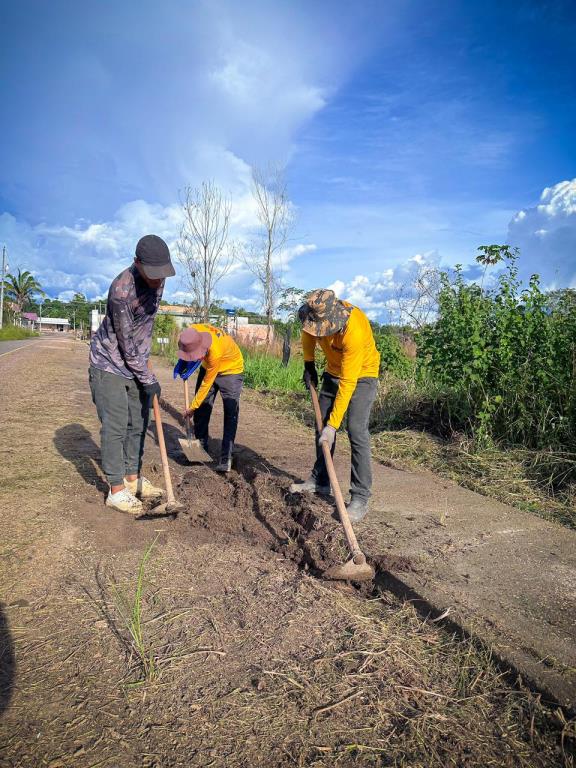 Prefeitura de Manaquiri intensifica serviços de limpeza pública e manutenção de bueiros nos bairros.