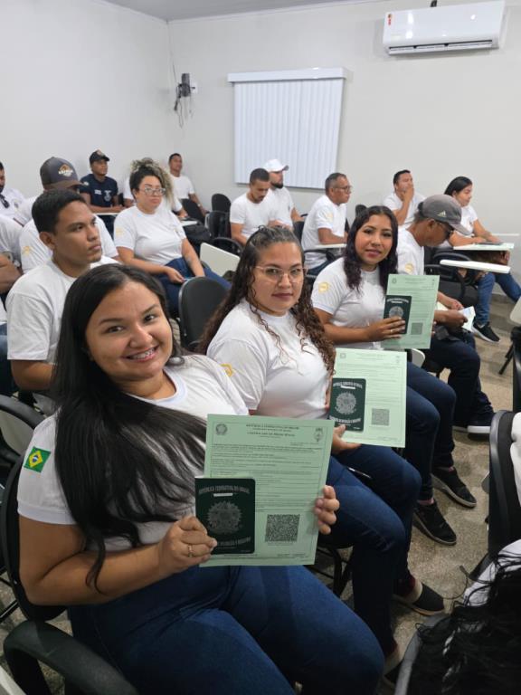 Marinha do Brasil e Prefeitura de Manaquiri entregam 50 carteiras do Curso de Marinheiro Auxiliar.