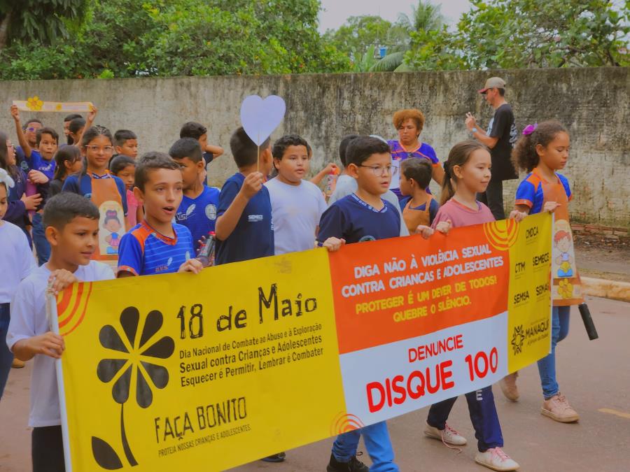 Prefeitura realiza marcha pelas ruas de Manaquiri da campanha Faça Bonito, em alusão ao Maio Laranja