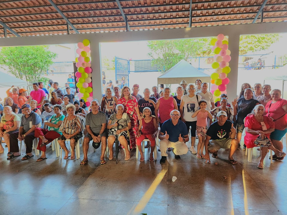 Crianças, adolescentes, grupo de mulheres e idosos participam do encontro intergeracional realizado pela Prefeitura de Manaquiri.