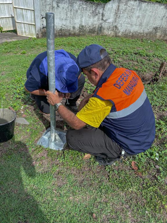 Manaquiri instala pluviômetros para ajudar na prevenção de enchentes e outros desastres.