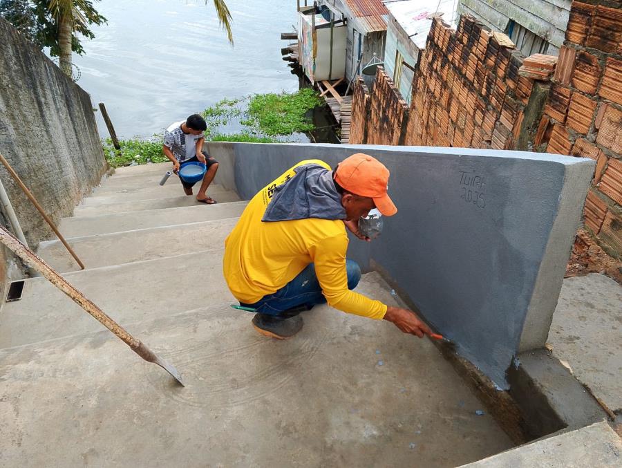 Prefeitura de Manaquiri constrói escadaria de acesso ribeirinho nas proximidades do Hospital Raimundo Rodrigues