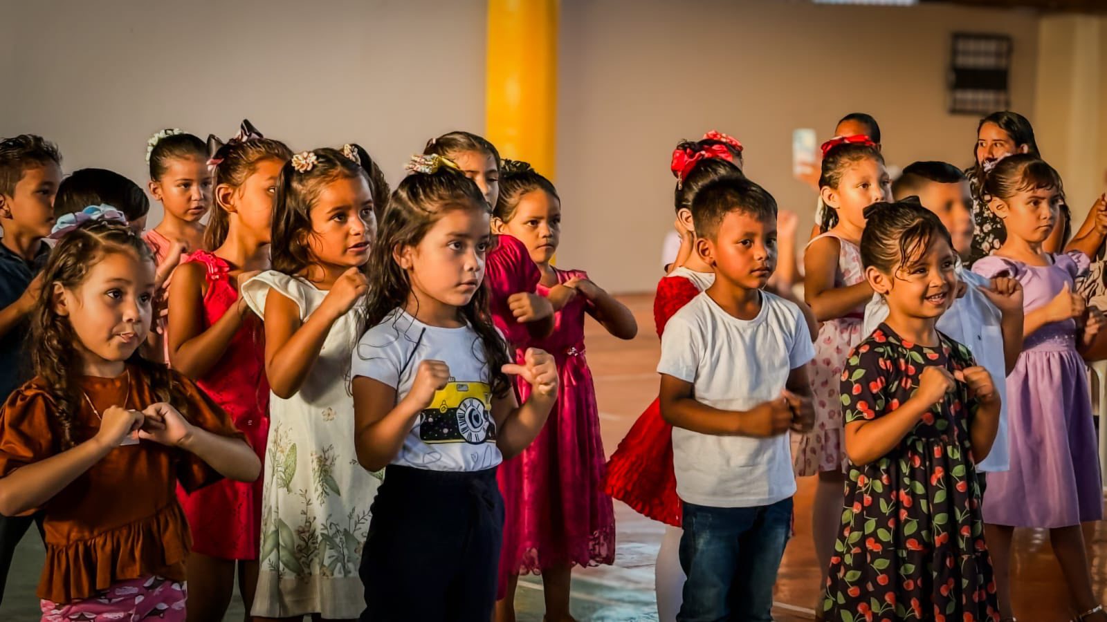 Alunos da rede municipal encantam com homenagens para o dia das mães