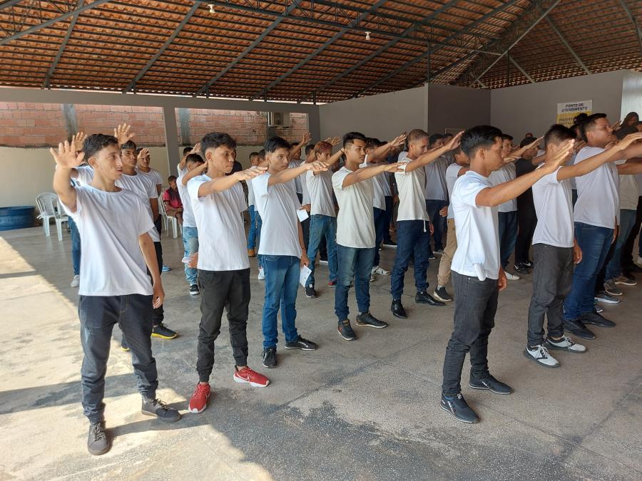 Jovens dispensados do serviço militar fazem juramento da bandeira em Manaquiri