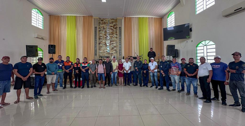 Prefeitura de Manaquiri e Marinha do Brasil realizam palestra sobre segurança no transporte fluvial.