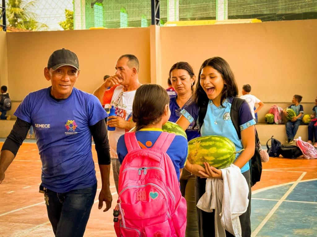 Prefeitura de Manaquiri realiza entrega de melancias a alunos da rede municipal