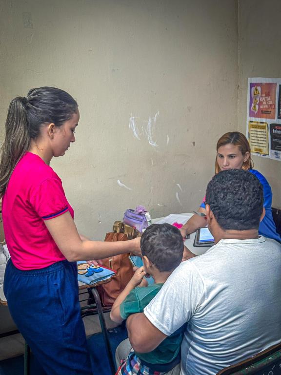 Outubro Rosa na Vila do Janauacá leva cuidado e prevenção às mulheres ribeirinhas