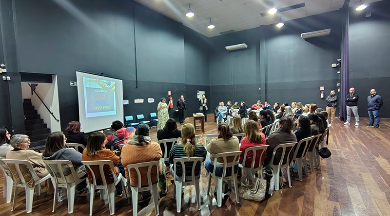Coordenadores da rede municipal de educação de Mairiporã participam de reunião para o segundo semestre