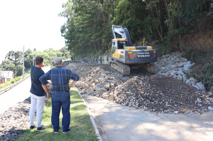 Prefeito Nestor Tissot visita obras do Plano de A o no bairro