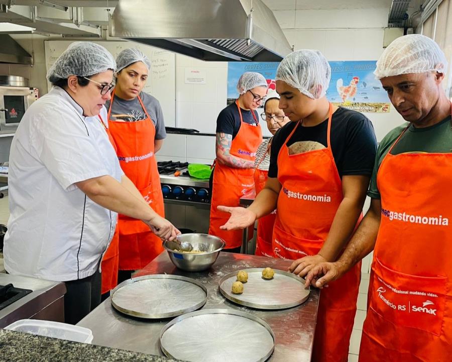 Alunos do RS Qualificação de Gramado fazem doações de lanches prontos nas cidades de Três Coroas e Igrejinha