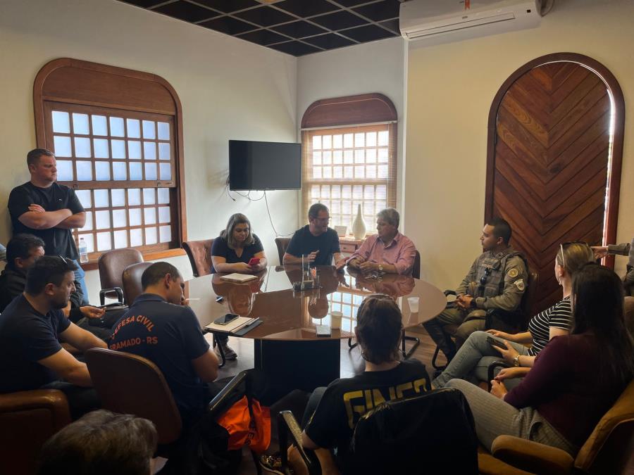 Prefeito Nestor Tissot se reúne com secretários para definições sobre a situação de emergência em Gramado