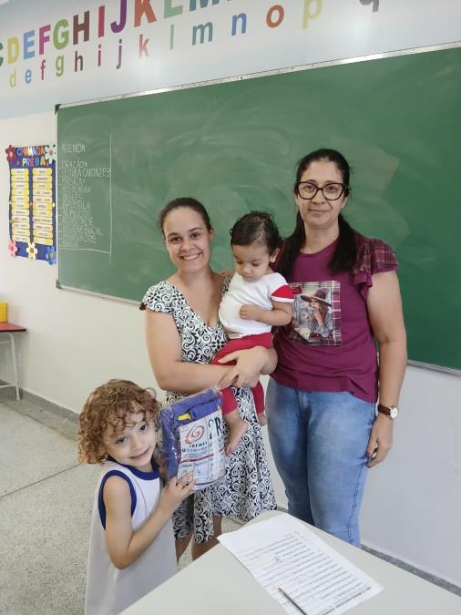 DISTRIBUIÇÃO DOS UNIFORMES DE INVERNO PARA OS ALUNOS DA EMEIF