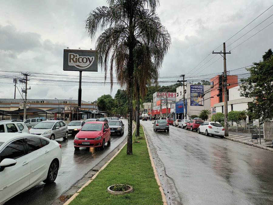 Avenida Adherbal terá interdições para troca de iluminação de LED