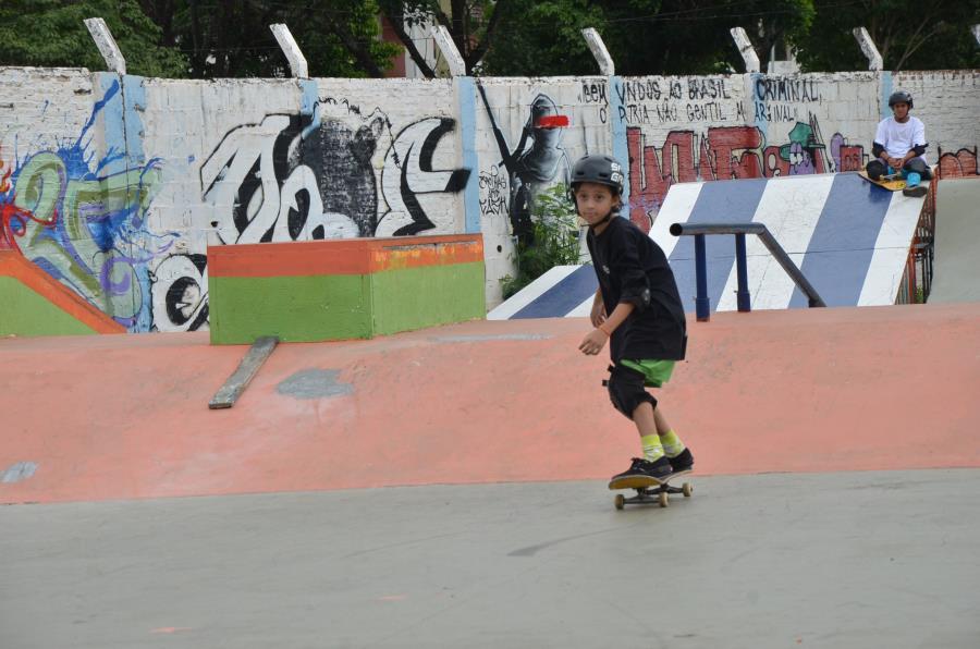 Um curso gratuito de skate para crianças no skatepark de