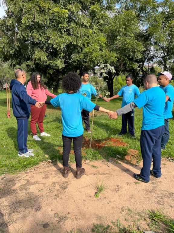 Prefeitura promove plantio de mudas; evento contou com a participação de alunos da APAE