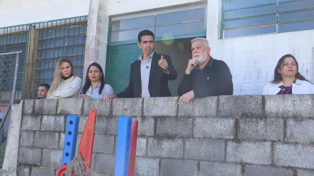 Prefeito realiza visita técnica e avalia melhorias para a EMEF Vila Constança, no Botujuru