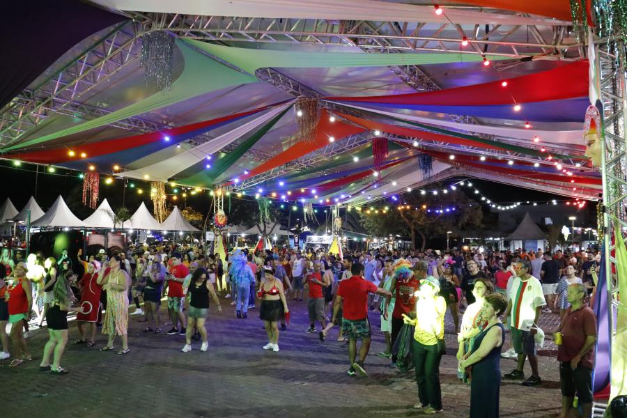 Carnaval Ilha Folia atrai grande público à Praça dos Paiaguás