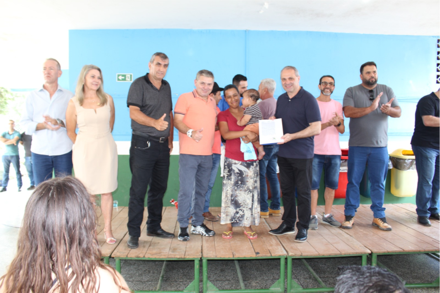 Prefeitura faz a entrega de 174 títulos de regularização fundiária no bairro Chico Mendes
