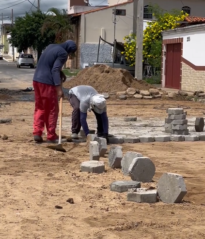 PREFEITURA INICIA OBRAS DE CALÇAMENTO DA RUA CORONEL ANANIAS NO CENTRO