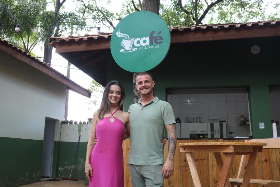 Bosque Manoel Jorge, no Santa Rosa, ganha café ao ar livre e atrai visitantes de toda a região