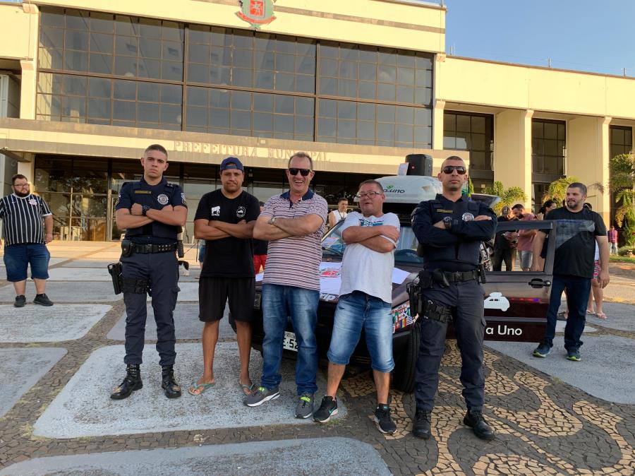 Amigos e admiradores recepcionaram Luiz Torelli e o Fiat Uno ‘Sandro’ na volta para casa, em Nova Odessa