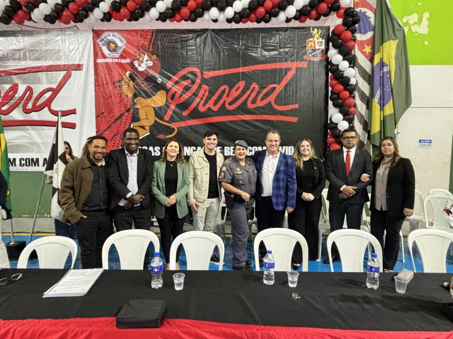 Prefeito Leitinho e vice Mineirinho celebram formatura do PROERD com alunos da rede municipal e particular de Nova Odessa