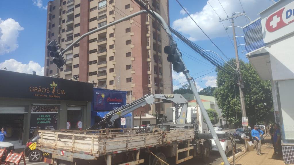 Prefeitura de Nova Odessa inicia reparo em semáforo danificado após colisão no Centro da cidade