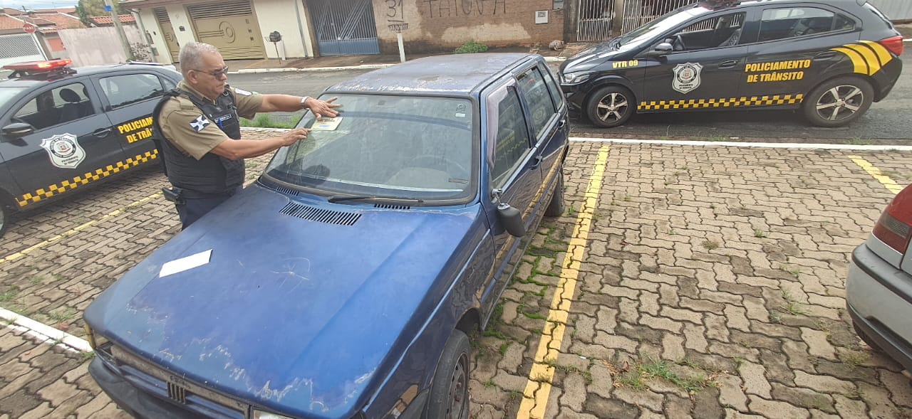 Trânsito da Prefeitura de Nova Odessa notifica proprietários a removerem veículos abandonados em vias públicas