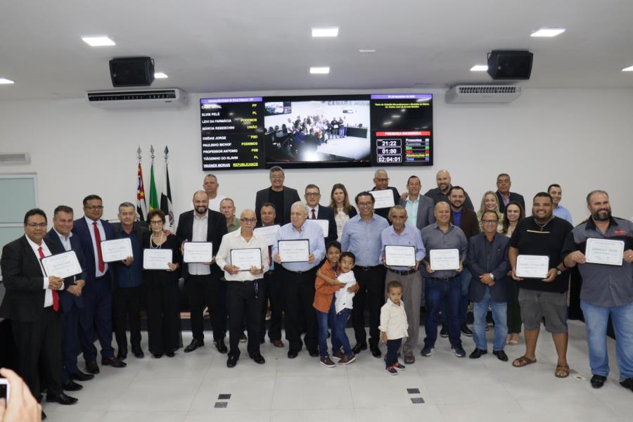 Em sessão solene, Câmara entrega títulos de cidadão e medalhas de mérito