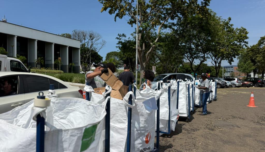 Nova Odessa realiza 2º Drive Thru Ambiental com coleta de recicláveis e distribuição de mudas
