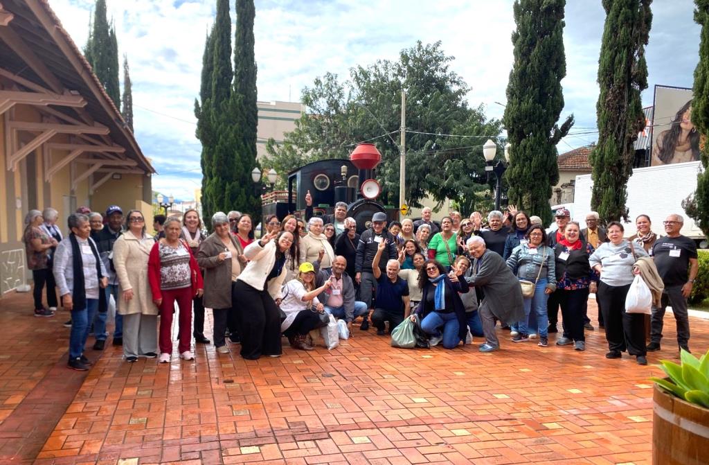 Idosos assistidos pelo CRAS de Nova Odessa participam de passeio à cidade turística de Jacutinga