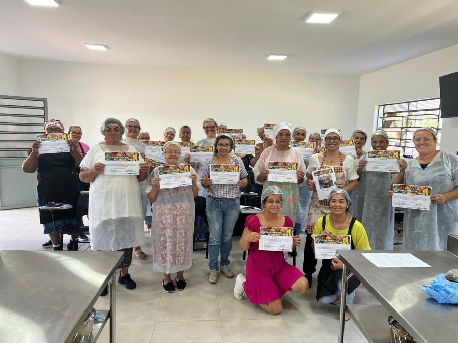 ‘Cozinhalimento’ da Prefeitura de Nova Odessa forma 30 em curso de produção de panetones e chocotones