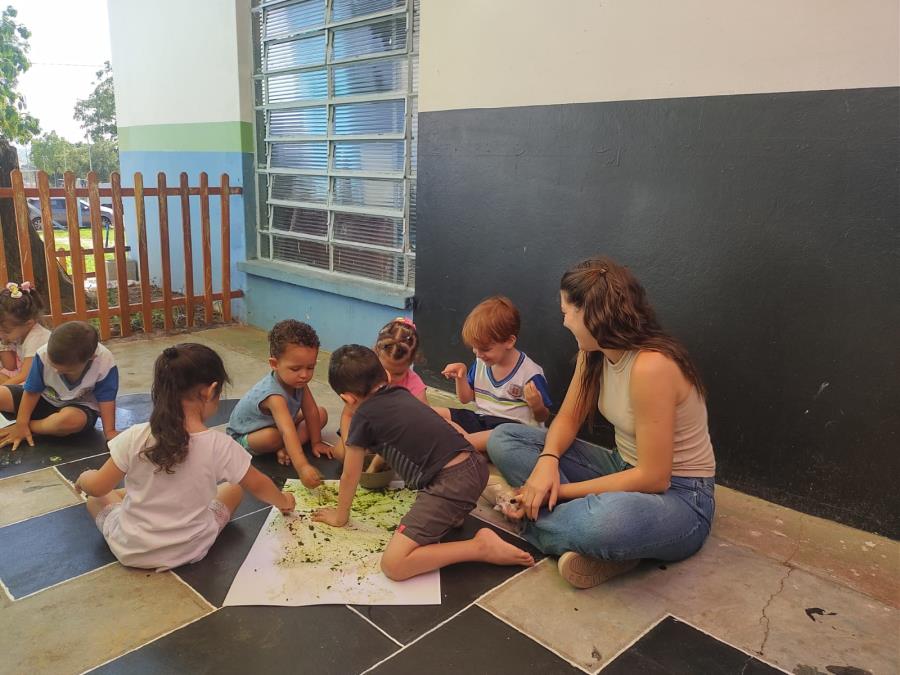 Merenda Escolar da Prefeitura de Nova Odessa e FAM ‘apresentam’ o espinafre a bebês de creche na forma de ‘tinta’