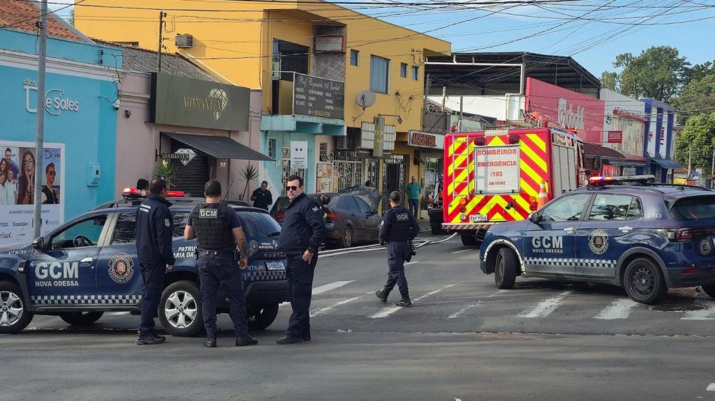 Ação integrada da GCM, Defesa Civil, Trânsito e Bombeiros atende veículo em chamas no centro de Nova Odessa