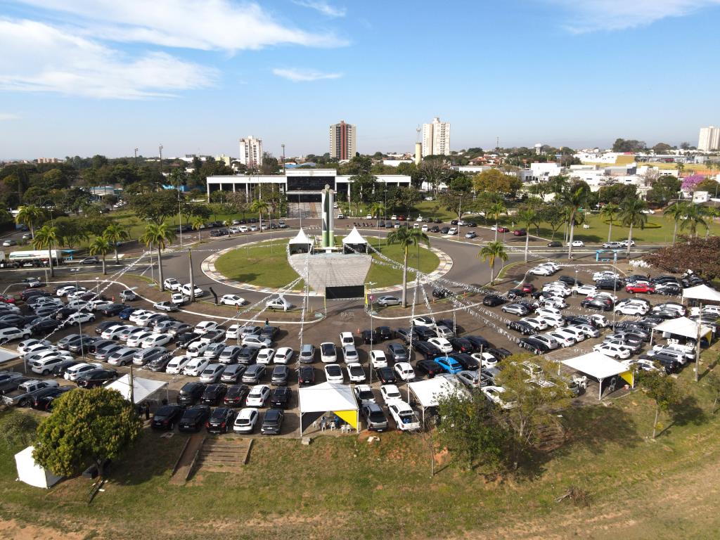 Feirão de Carros e Motos acontece até domingo na Praça dos Três Poderes em Nova Odessa