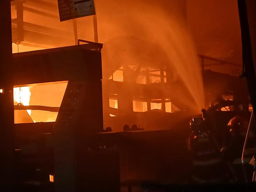 Defesa Civil e Coden da Prefeitura de Nova Odessa apoiam Corpo de Bombeiros no combate a incêndio em tecelagem na Vila Azenha