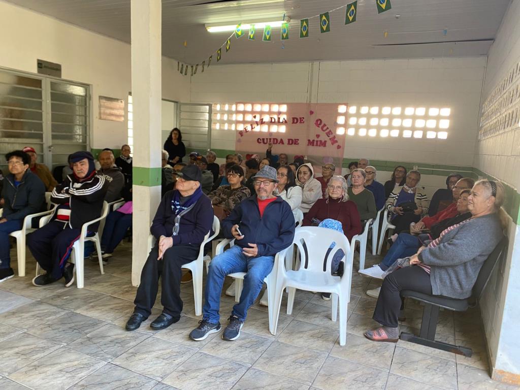 Mais de 50 idosos assistidos pelo CRAS de Nova Odessa participam de palestra sobre os serviços de Saúde