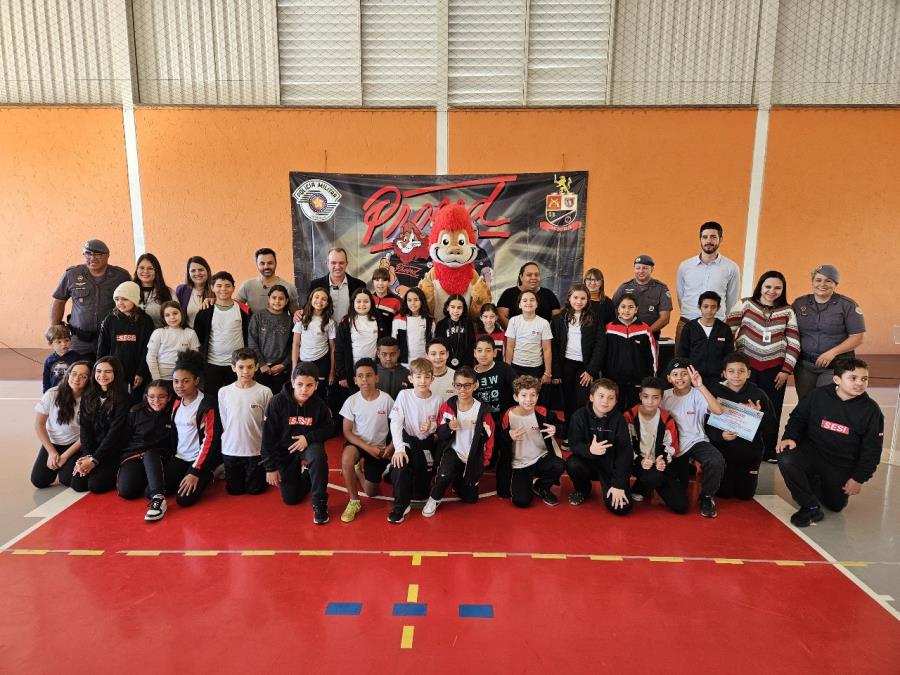 Prefeito e vice participam de formatura do PROERD no SESI Nova Odessa, que doa 4.062 livros à Rede Municipal