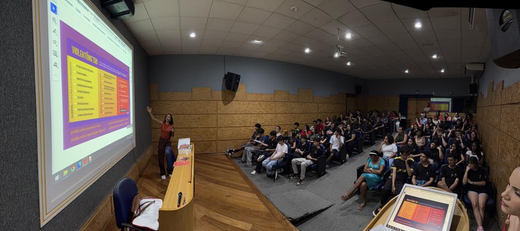 Exposição “Sapatos Vermelhos” no Paço Municipal recebe 170 alunos da Escola Estadual João Thienne