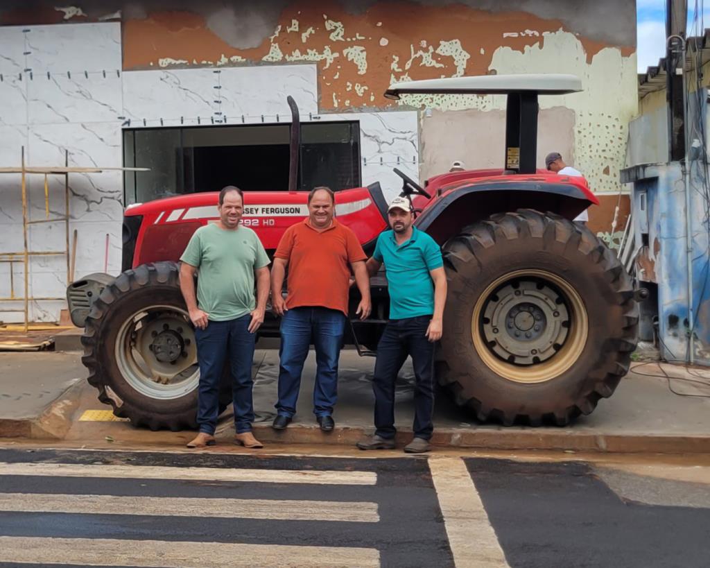 Trator da frota municipal é recuperado e volta a atender produtores rurais em Santa Salete