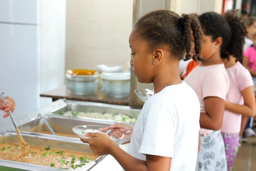 Cardápio especial: alunos da Rede Municipal de Ensino tem, mensalmente, strogonoffe na alimentação