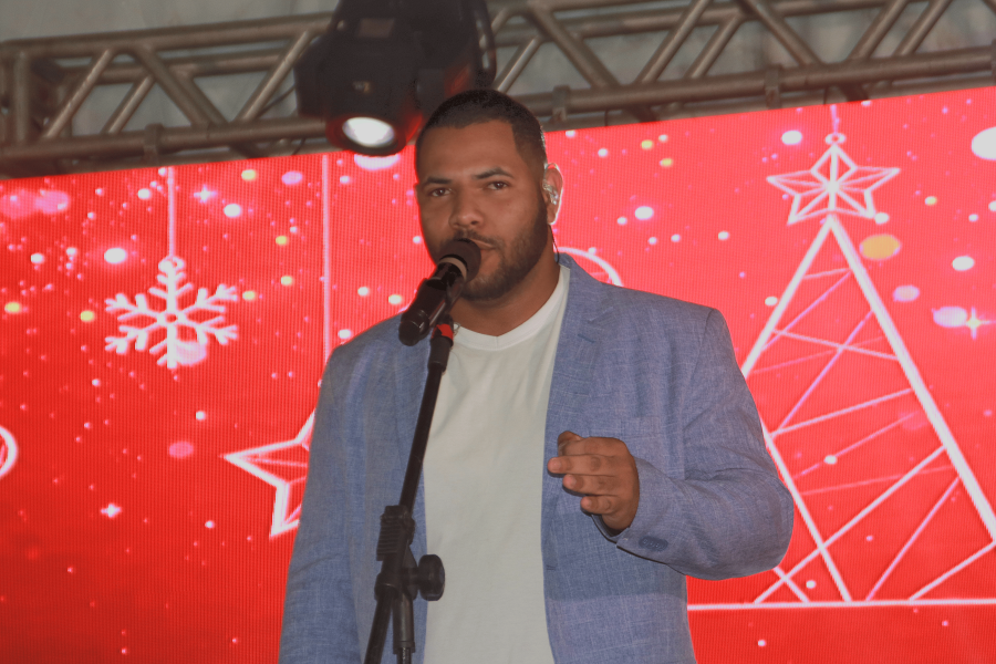 Tenor Igor Alves se apresenta no Natal de Luz de São José da Coroa Grande