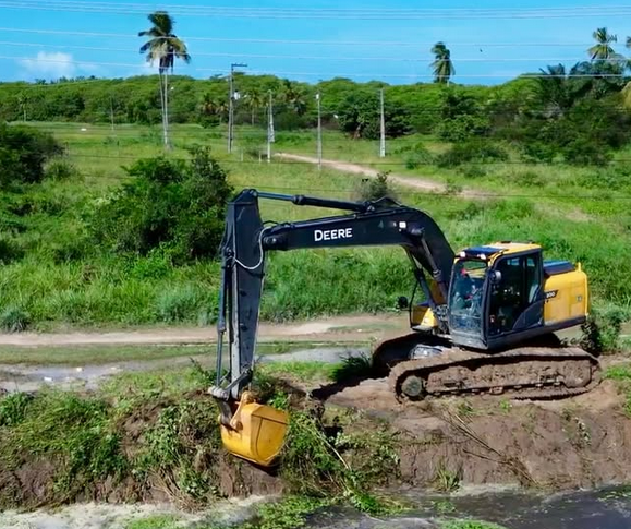 Prefeitura procede na limpeza e a desobstrução de rios e córregos