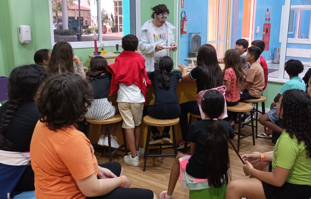 Alunos da Escola Takao Ono participam de visita pedagógica com atividades educativas e recreativas
