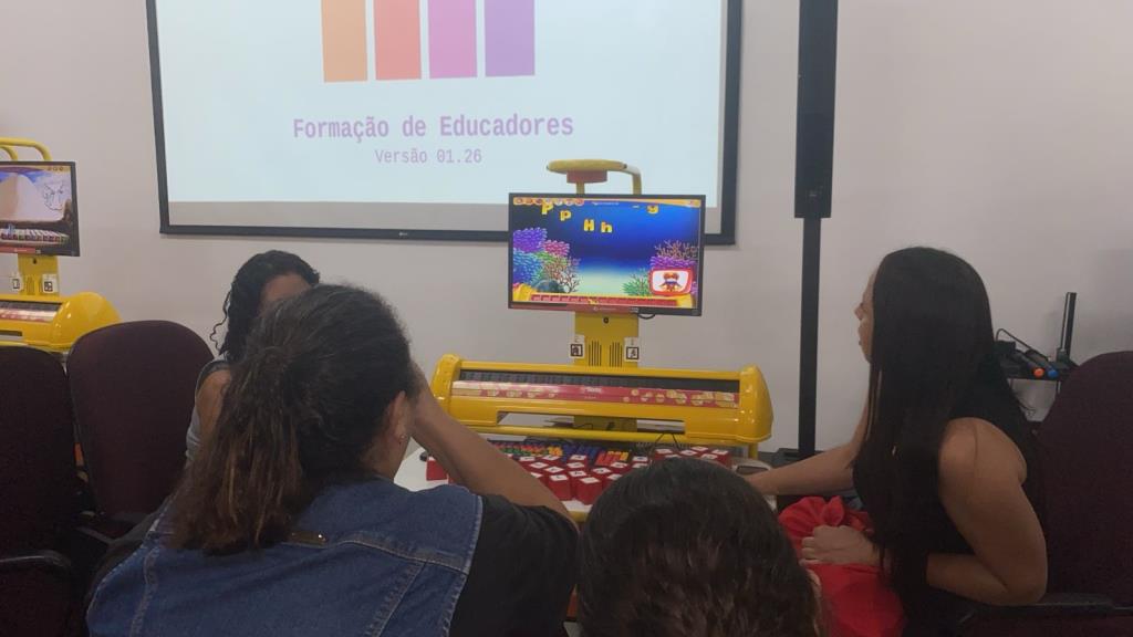 Professores da pré-escola da rede municipal participam de formação sobre uso de mesa educacional digital