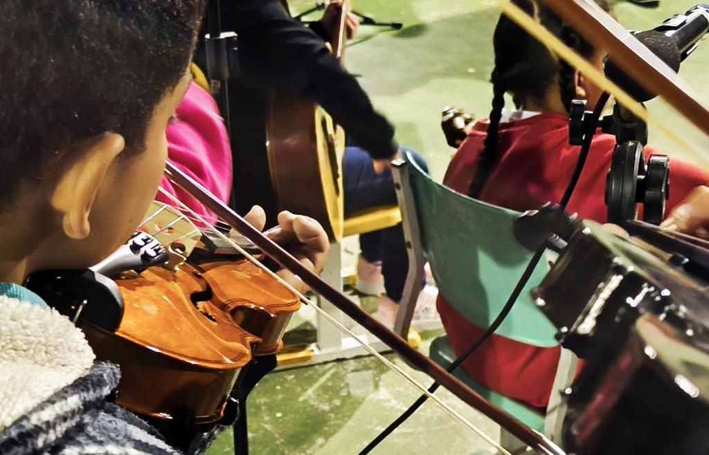 Acordes de Beethoven e Queen embalam esforço de integração comunitária em escola de Atibaia