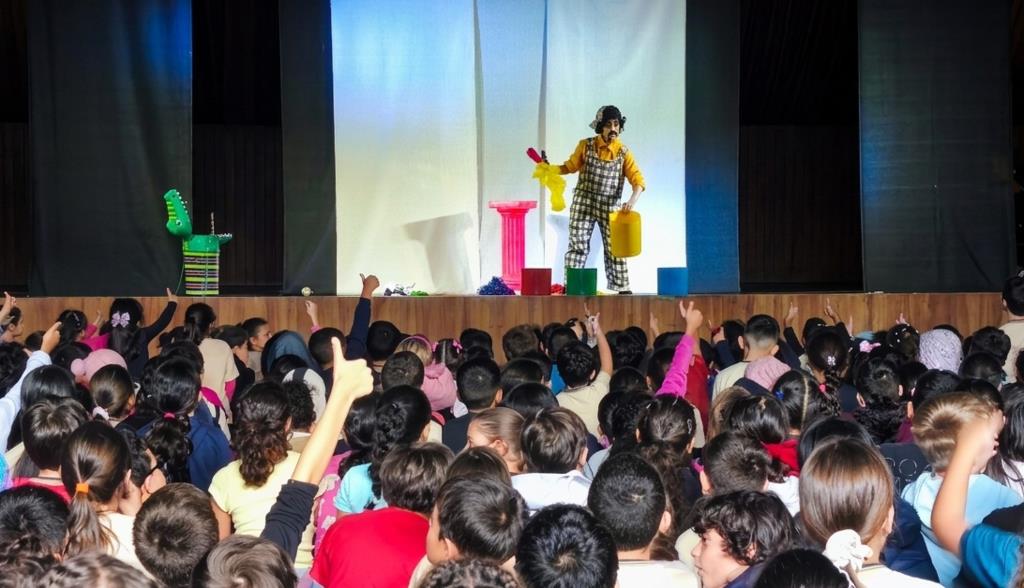 Palco das escolas de Atibaia vira arena de debate ecológico por meio do silêncio e expressão corporal