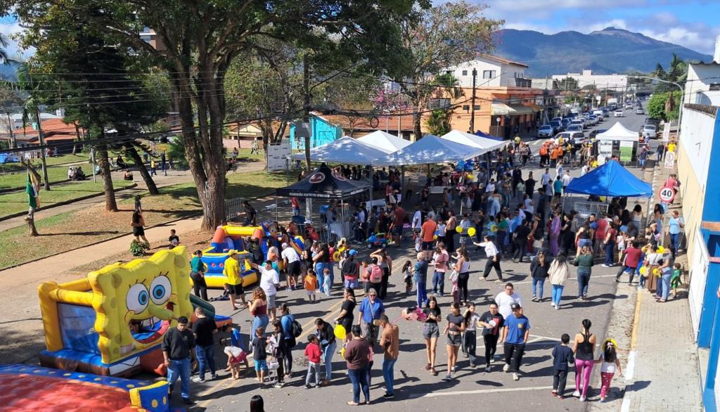 Mais de 3 mil pessoas participam do Domingo Livre na praça em frente à Igreja Cristo Rei
