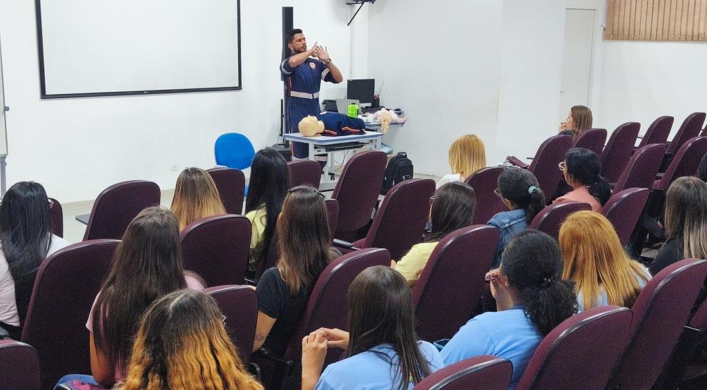 Atibaia mobiliza rede municipal e capacita servidores e famílias para emergências na primeira infância