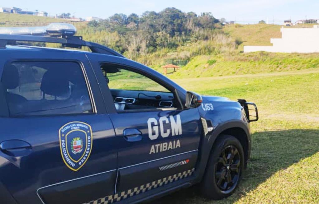 Guarda Civil Municipal de Atibaia detém quatro suspeitos, cumpre mandado de prisão e recupera veículo furtado em ações entre domingo e terça-feira